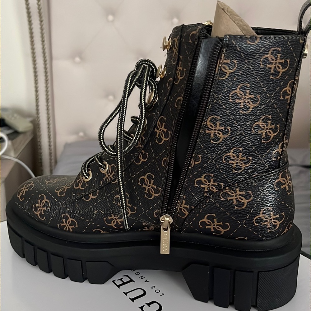 Nice platform boots new in box. Size 8.